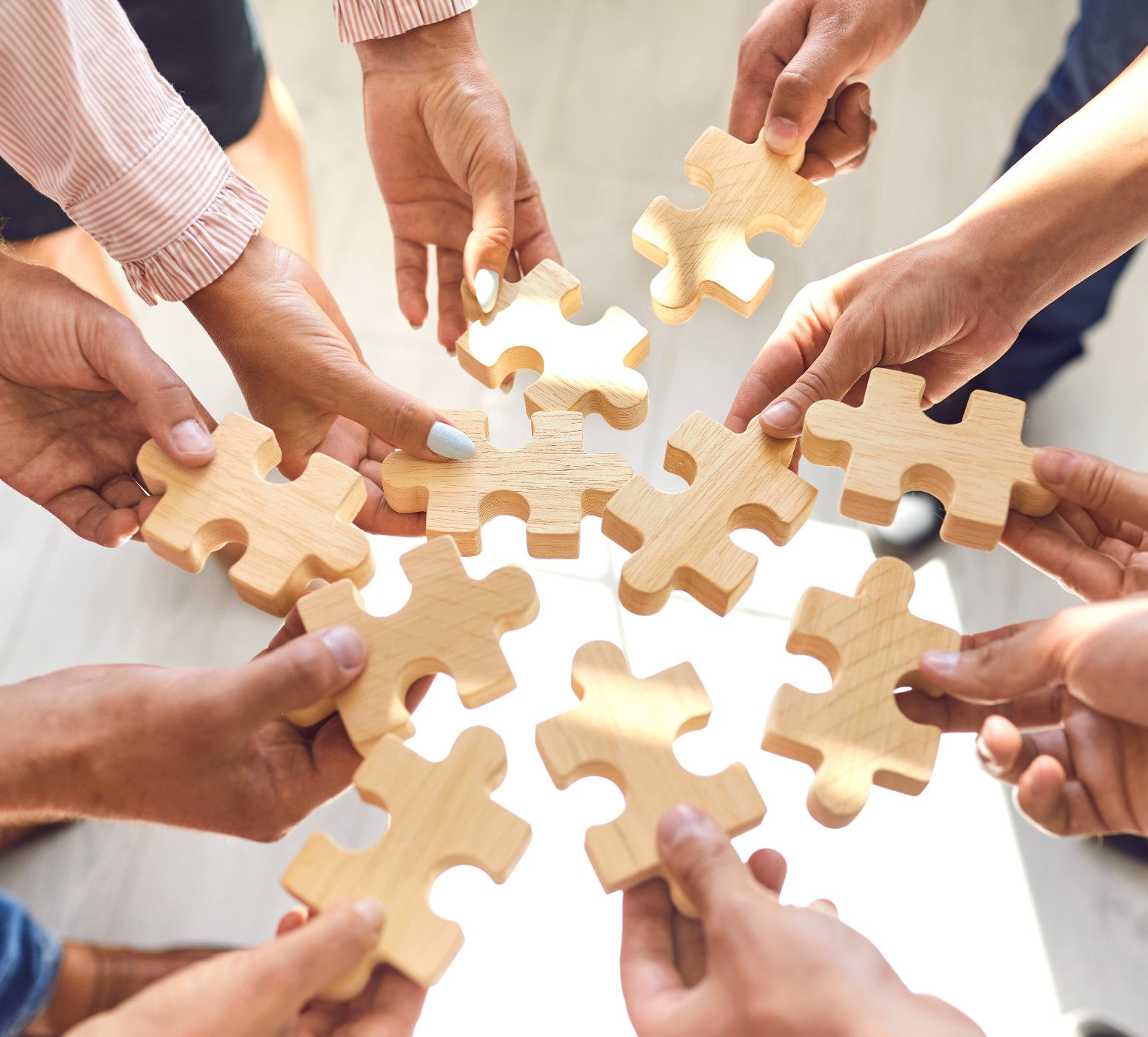 パズルのピースを持ち寄ったイメージ